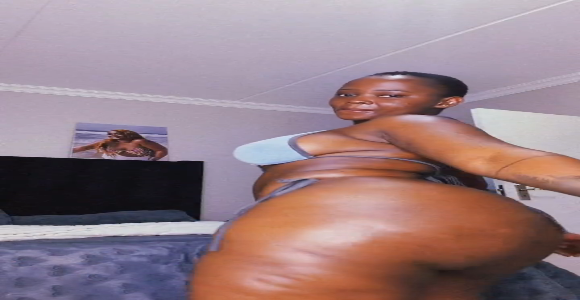 Ebony shaking ass